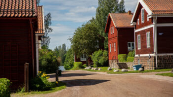 Gamla Byn AB:s bostadsområde i Avesta med Faluröda längor med anor från 1600-talet.