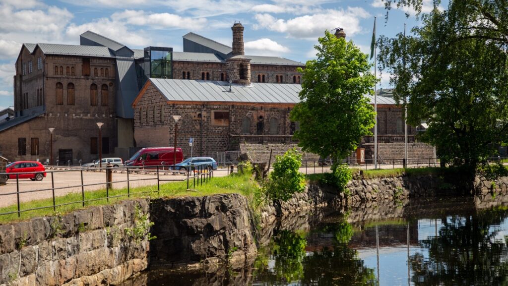 Historisk byggnad med tegelfasad i Avesta.