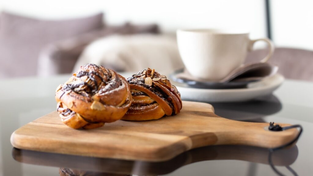 Kaffe och bullar på ett bord.