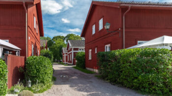 Gamla Byn AB:s bostadsområde i Avesta med Faluröda längor med anor från 1600-talet.