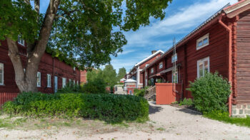 Gamla Byn AB:s bostadsområde i Avesta med Faluröda längor med anor från 1600-talet.