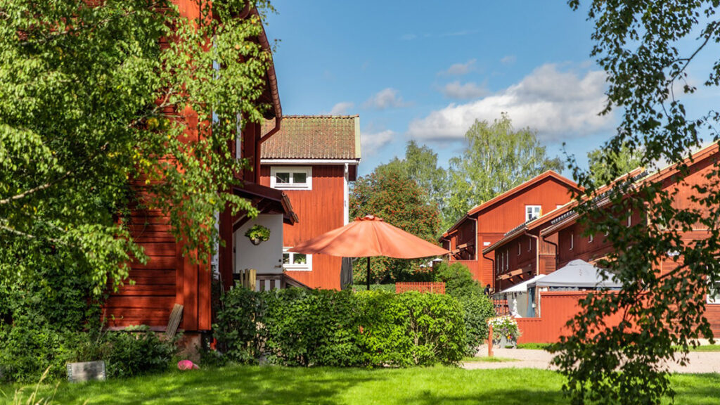 Gamla Byn AB:s bostadsområde i Avesta med Faluröda längor med anor från 1600-talet.