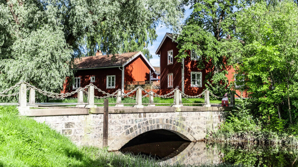 Gamla Byn AB:s bostadsområde i Avesta med Faluröda längor med anor från 1600-talet.