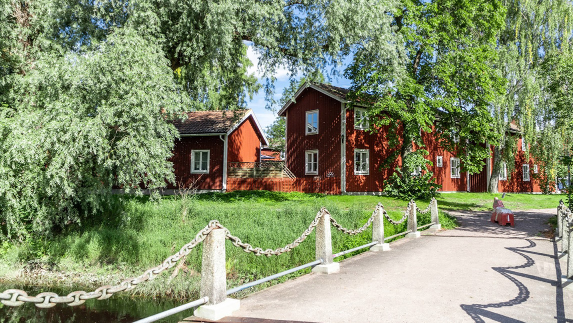 Gamla Byn AB:s bostadsområde i Avesta med Faluröda längor med anor från 1600-talet.