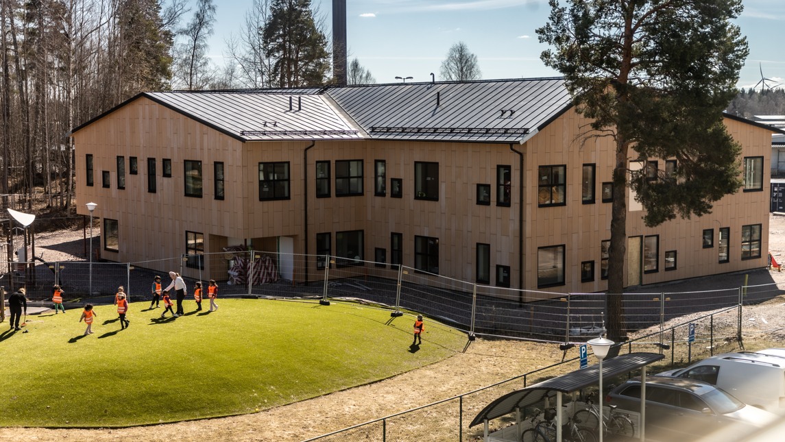 Förskolebyggnad med träfasad.