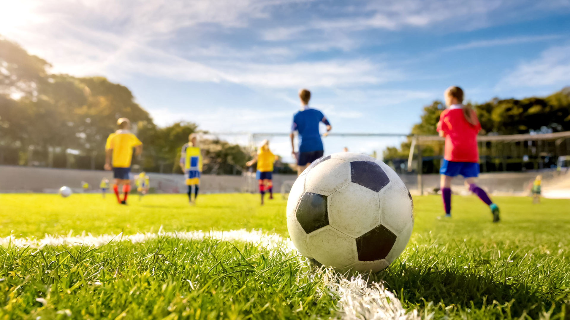 Fotboll och spelare på en fotbollsplan.