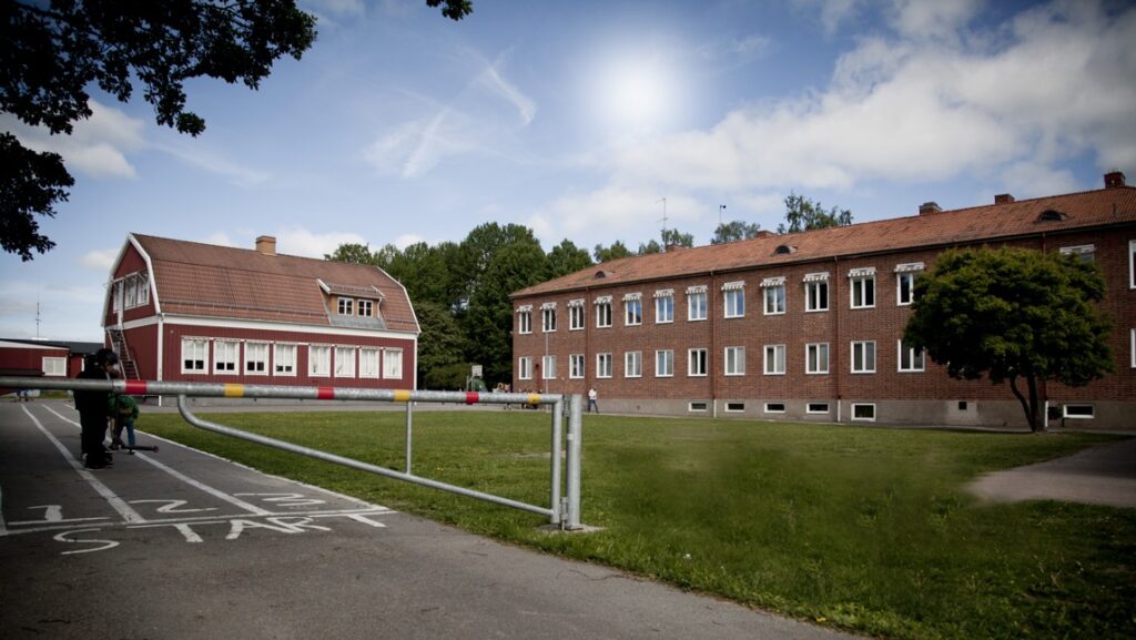 Skolgård med skolbyggnader.