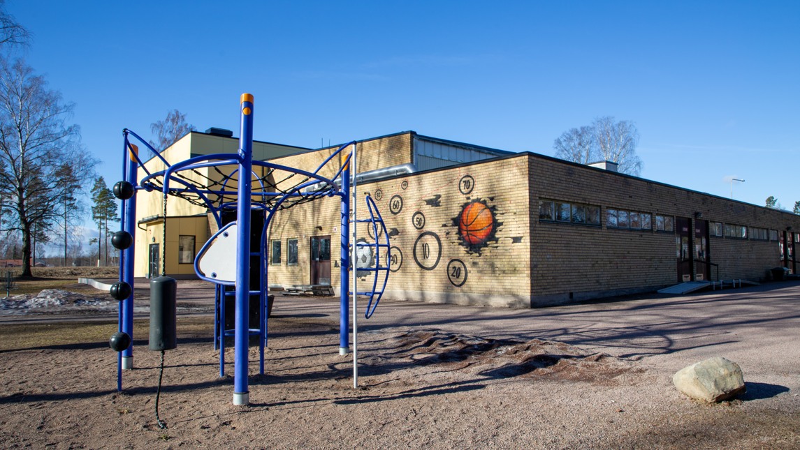 Lekutrustning på en skolgård.