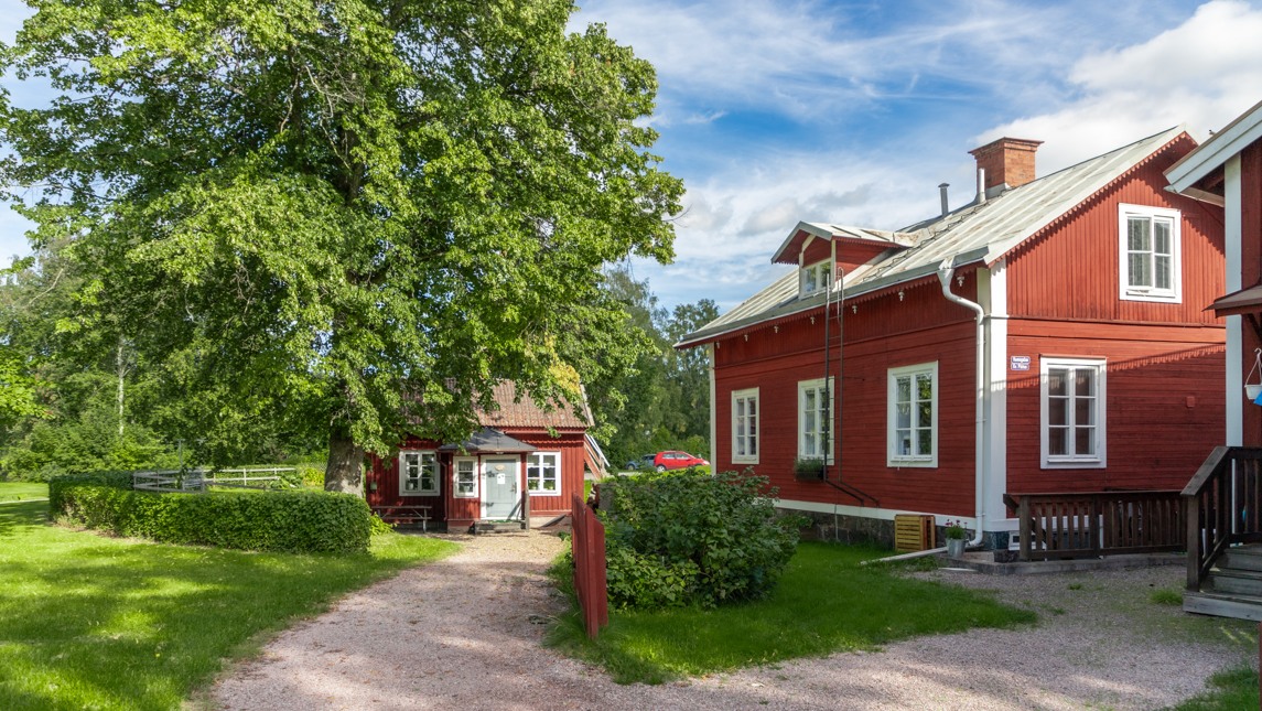 Rödmålade arbetarbostäder.