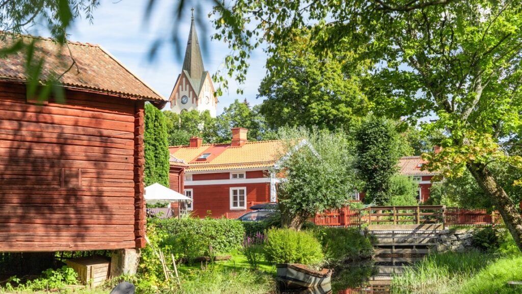 Rödmålade arbetarbostäder.