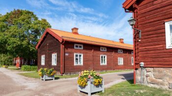 Rödmålade arbetarbostäder i Gamla byn.