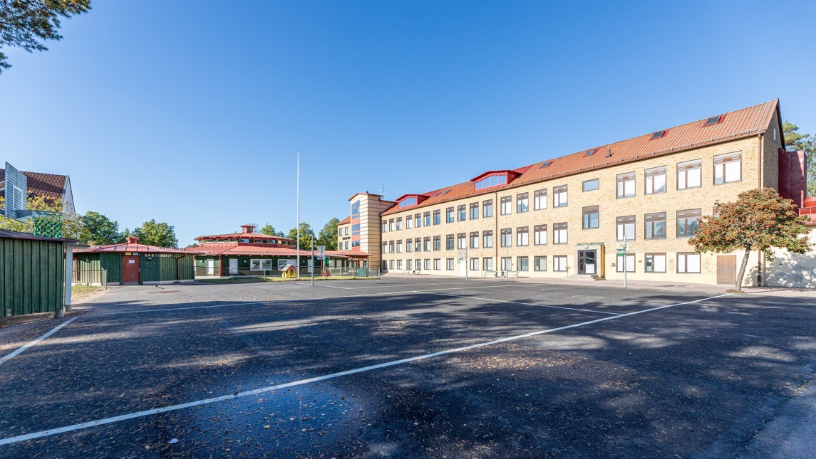 Lekutrustning på en skolgård.