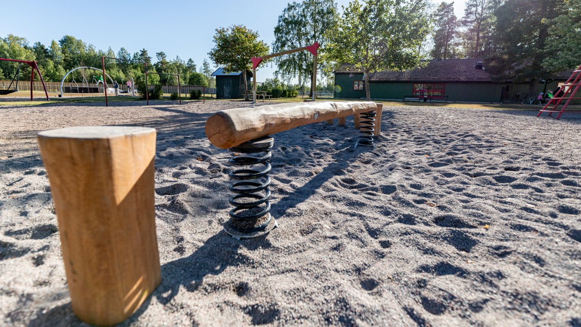 Lekutrustning på en skolgård.