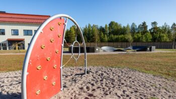 Lekutrustning på en skolgård.