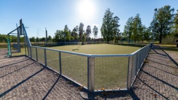 Lekutrustning på en skolgård.