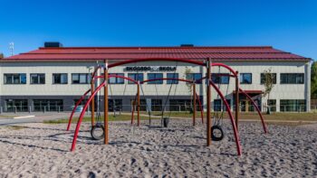 Lekutrustning på en skolgård.