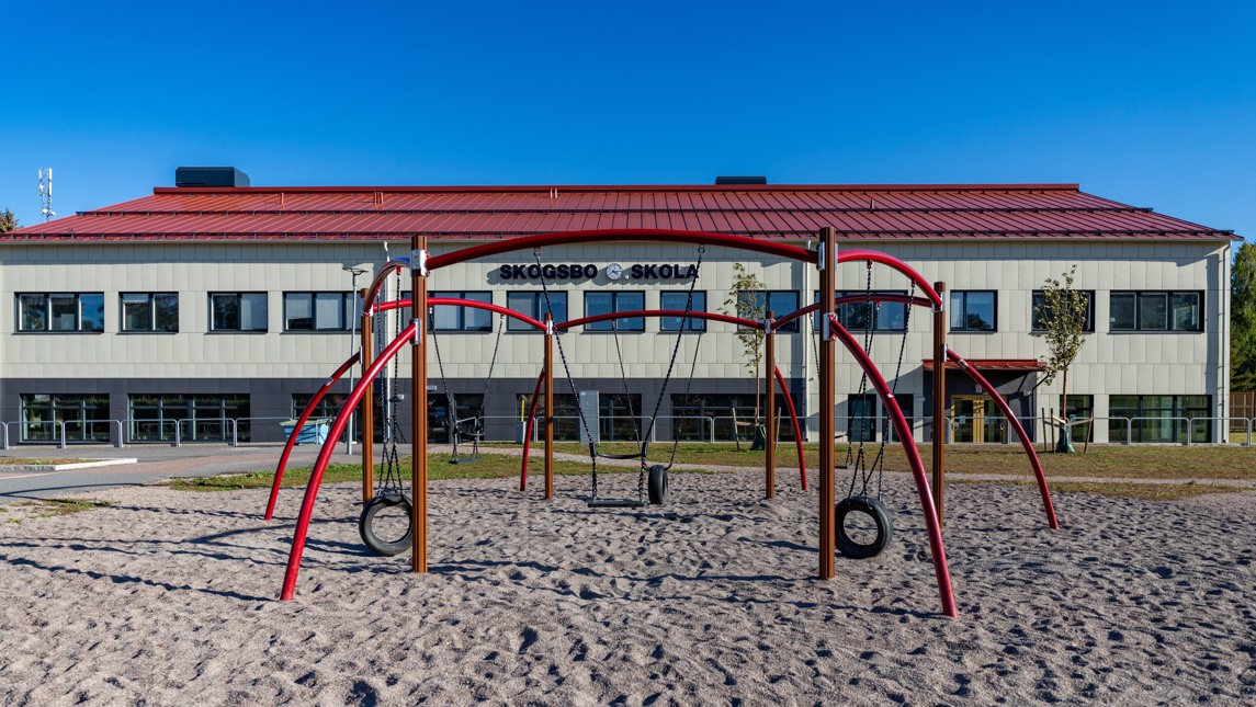 Lekutrustning på en skolgård.