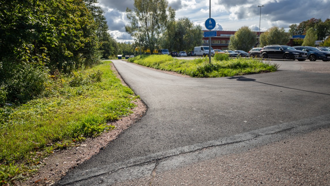 Nyasfalterad cykel- och gångväg.