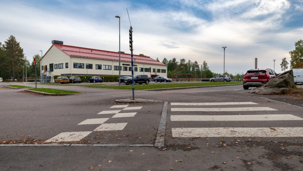 Asfalterad väg för av- och påstigning vid skola.