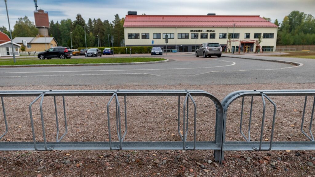 Asfalterad väg för av- och påstigning vid skola.