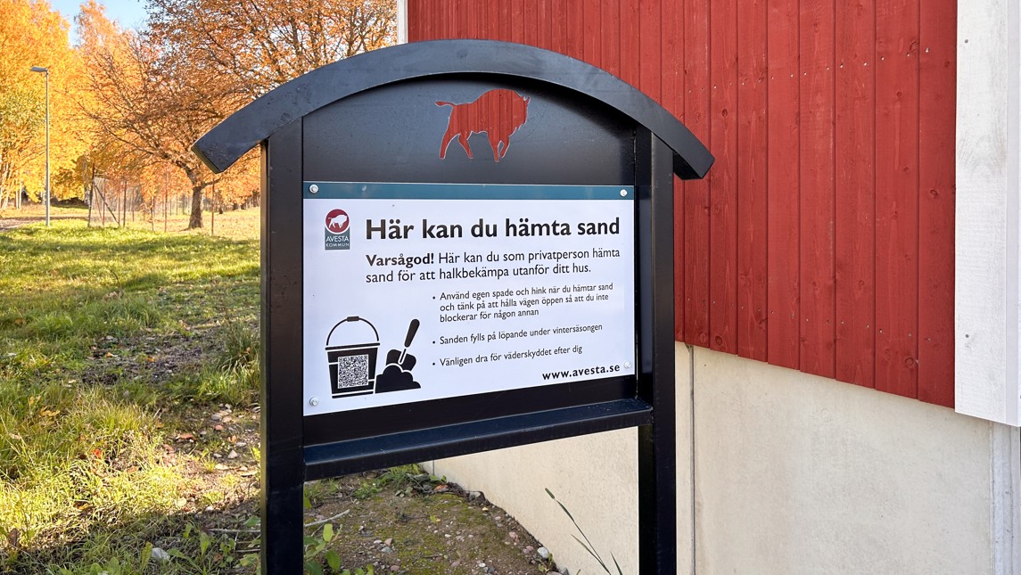 Skylt med information om sandhuset intill.