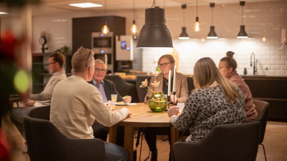 Flera personer sitter runt ett bord.