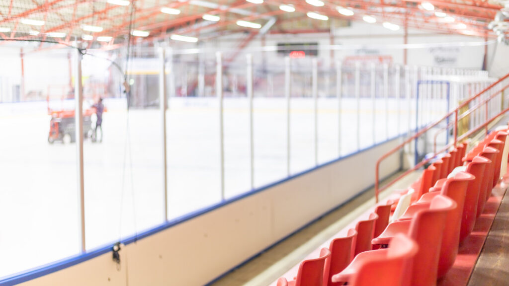 Läktarplatser i en ishockeyhall.